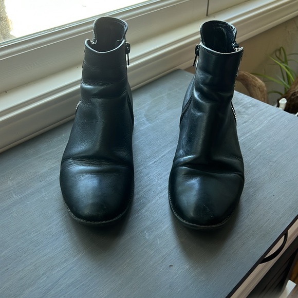 🆑 [4/$20] Steve Madden Black Leather Silver Zipper Heeled Ankle Booties - Picture 2 of 10